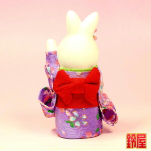 懐妊祝いのプレゼント・うさぎの置物(左手上げ)2